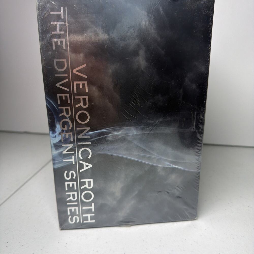 Divergent Series Four-Book Paperback Box Set : Divergent, Insurgent, Allegiant,